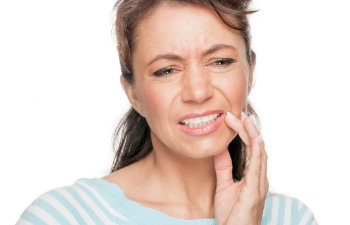 mature woman with tooth hypersensitivity